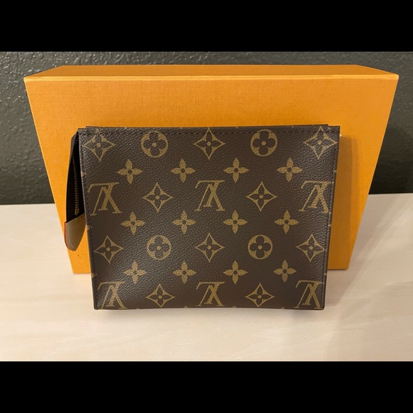 Louis Vuitton Toiletry 19 - Picture 4 of 13